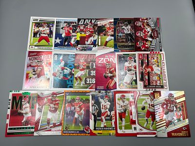 Lot of (19) Patrick Mahomes Football Cards