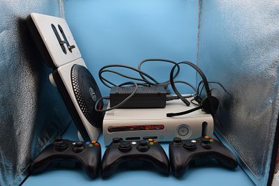 Xbox 360 Console w/ 3 Controllers & DJ Hero Turntable - Console doesn't power on - accessories 