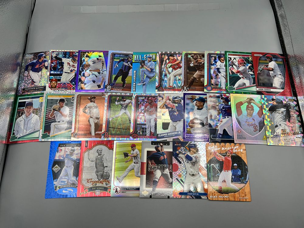 Lot of (25+) Modern Baseball Parallel & Serial Numbered Cards W/ Stars