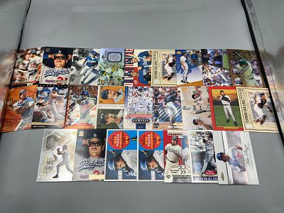 Lot of (25) Mike Piazza Baseball Cards W/ Inserts