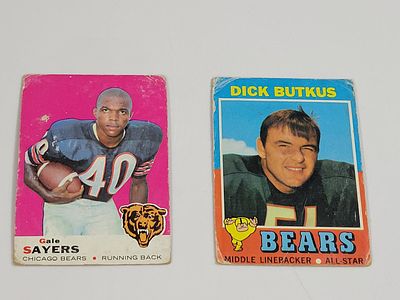 Vintage Chicago Bears HoF Football Card Pair. 1969 Topps Gales Sayers & 1971 Topps Dick Butkus. 