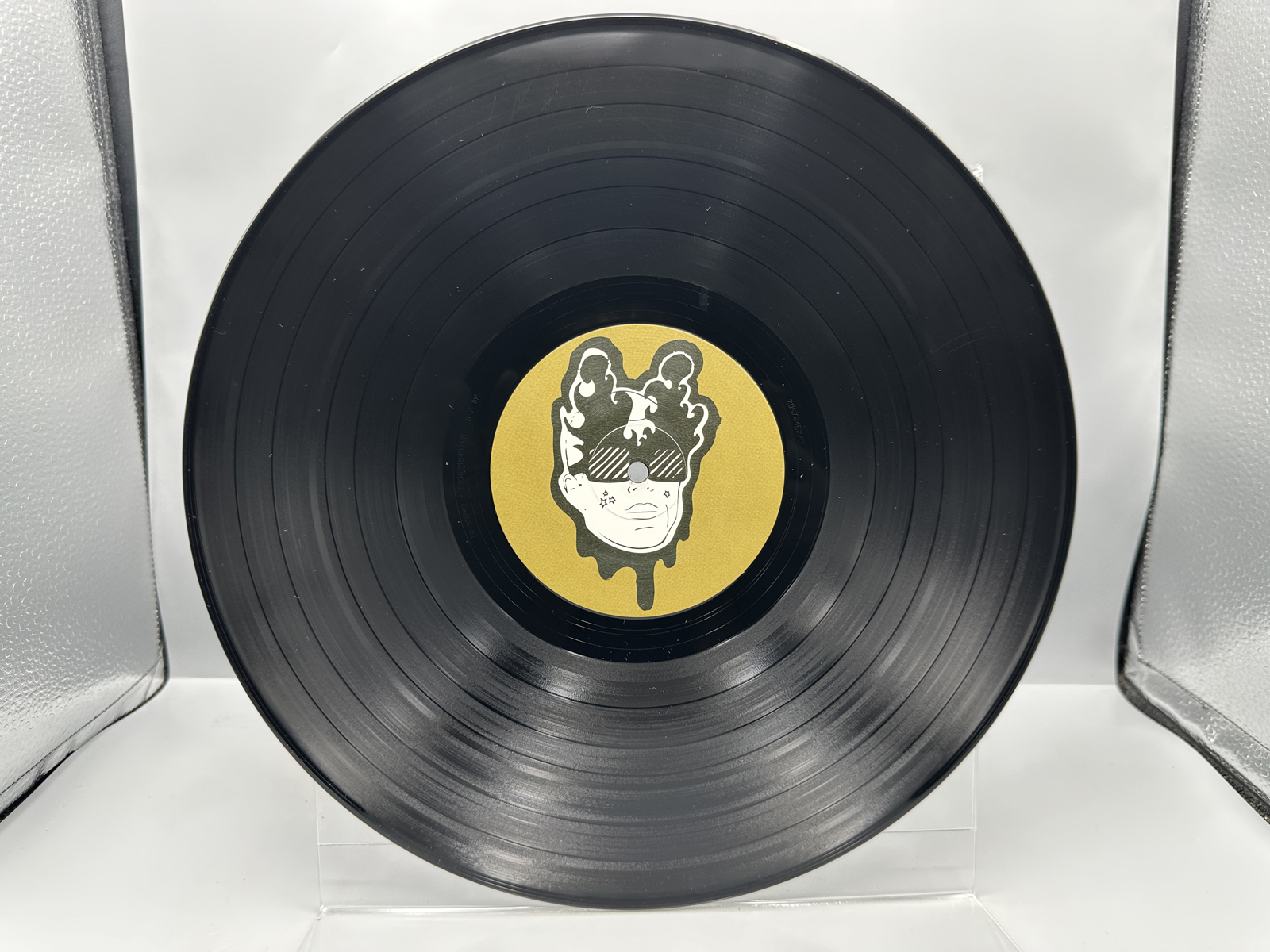 Arctic Monkeys: Favorite Worst Nightmare (2013), reissue, gatefold, minor 2-inch tear in cover's top seam