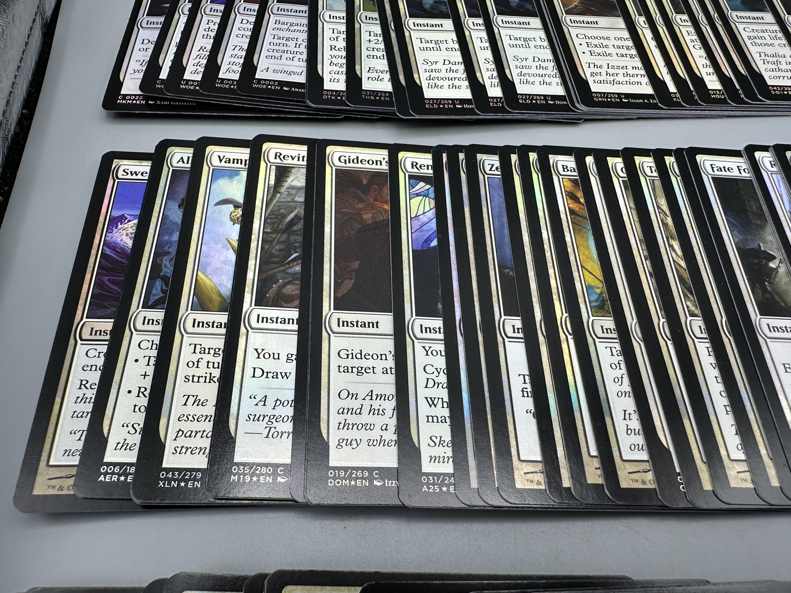 Lot of Approximately 100+ Magic The Gathering White Lot Trading Cards