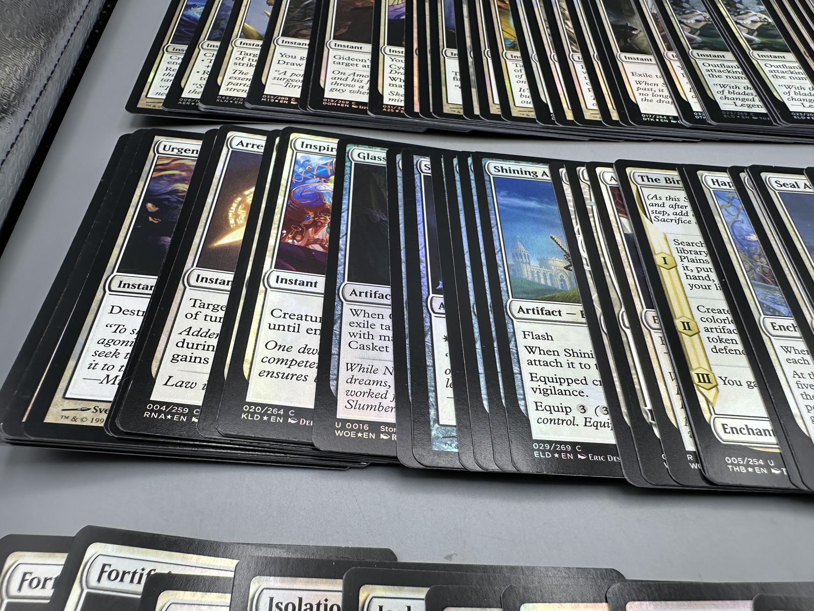 Lot of Approximately 100+ Magic The Gathering White Lot Trading Cards