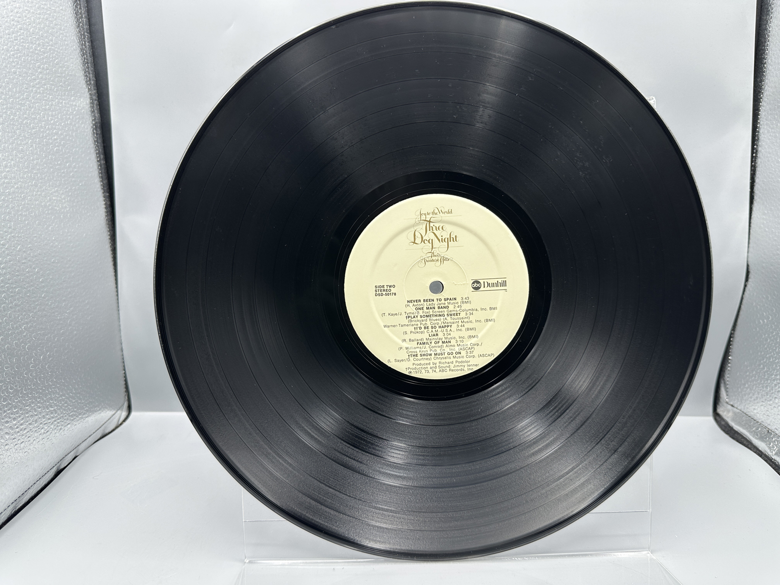 1974 Dunhill / ABC Records Three Dog Night Joy to the World: Their Greatest Hits Vinyl Album - DSD-50178