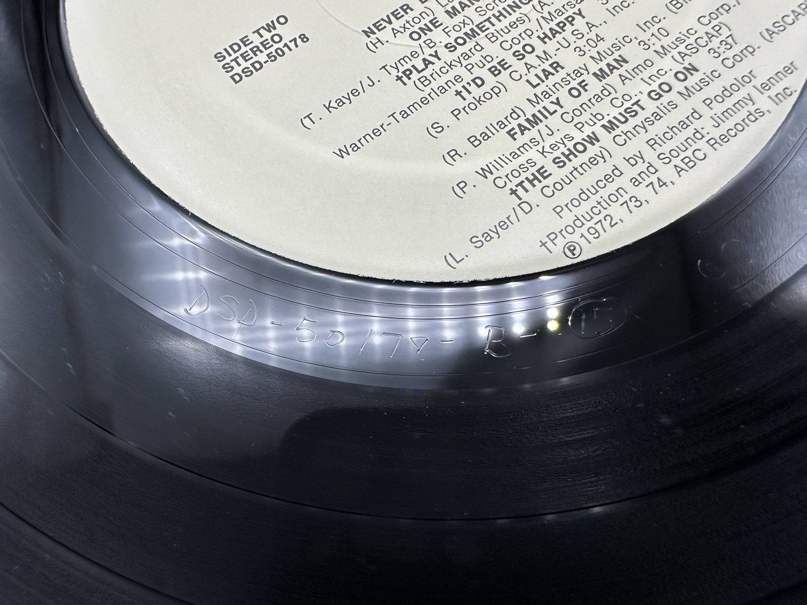 1974 Dunhill / ABC Records Three Dog Night Joy to the World: Their Greatest Hits Vinyl Album - DSD-50178