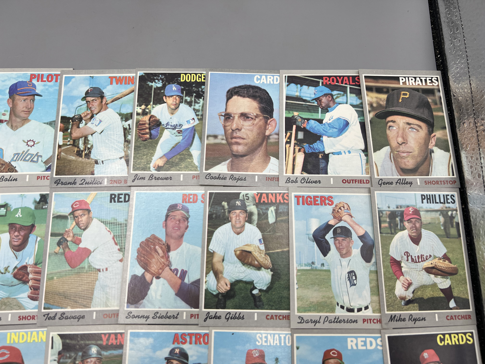 (33) 1970 Topps Baseball Cards - Varying Conditions
