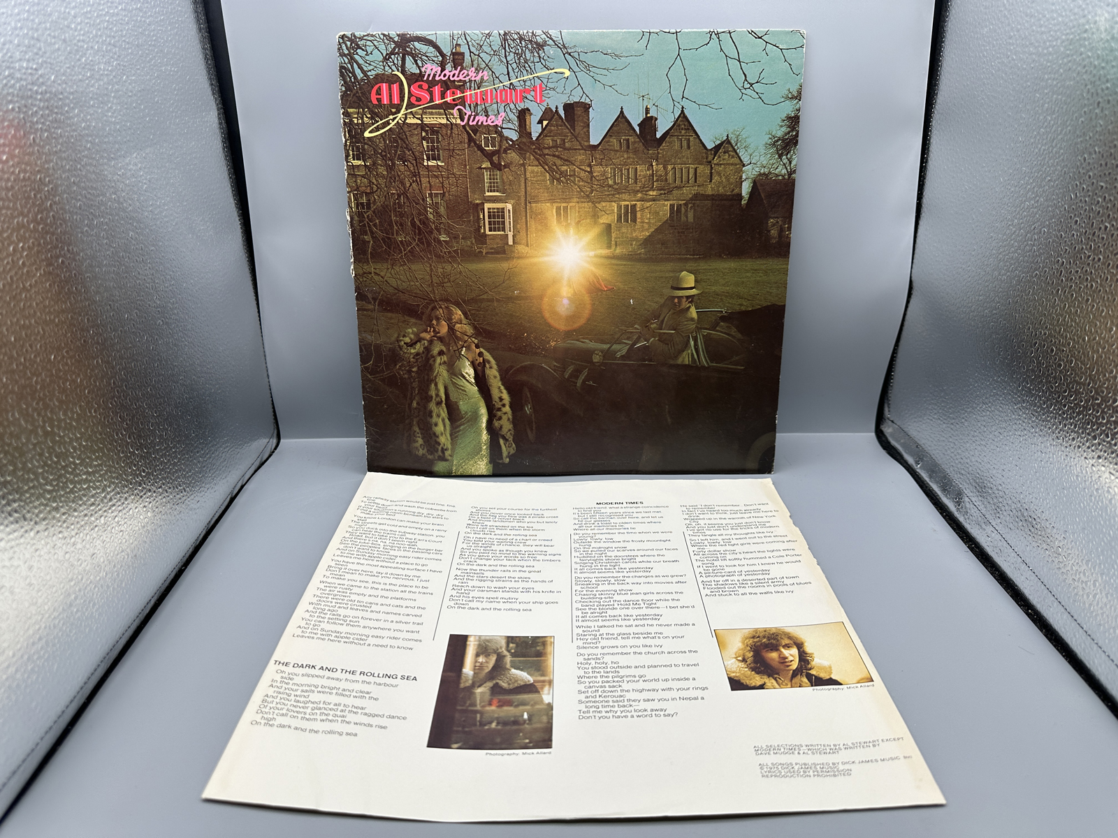 1975 Arista Records Al Stewart Modern Times Vinyl Album - AL 9525