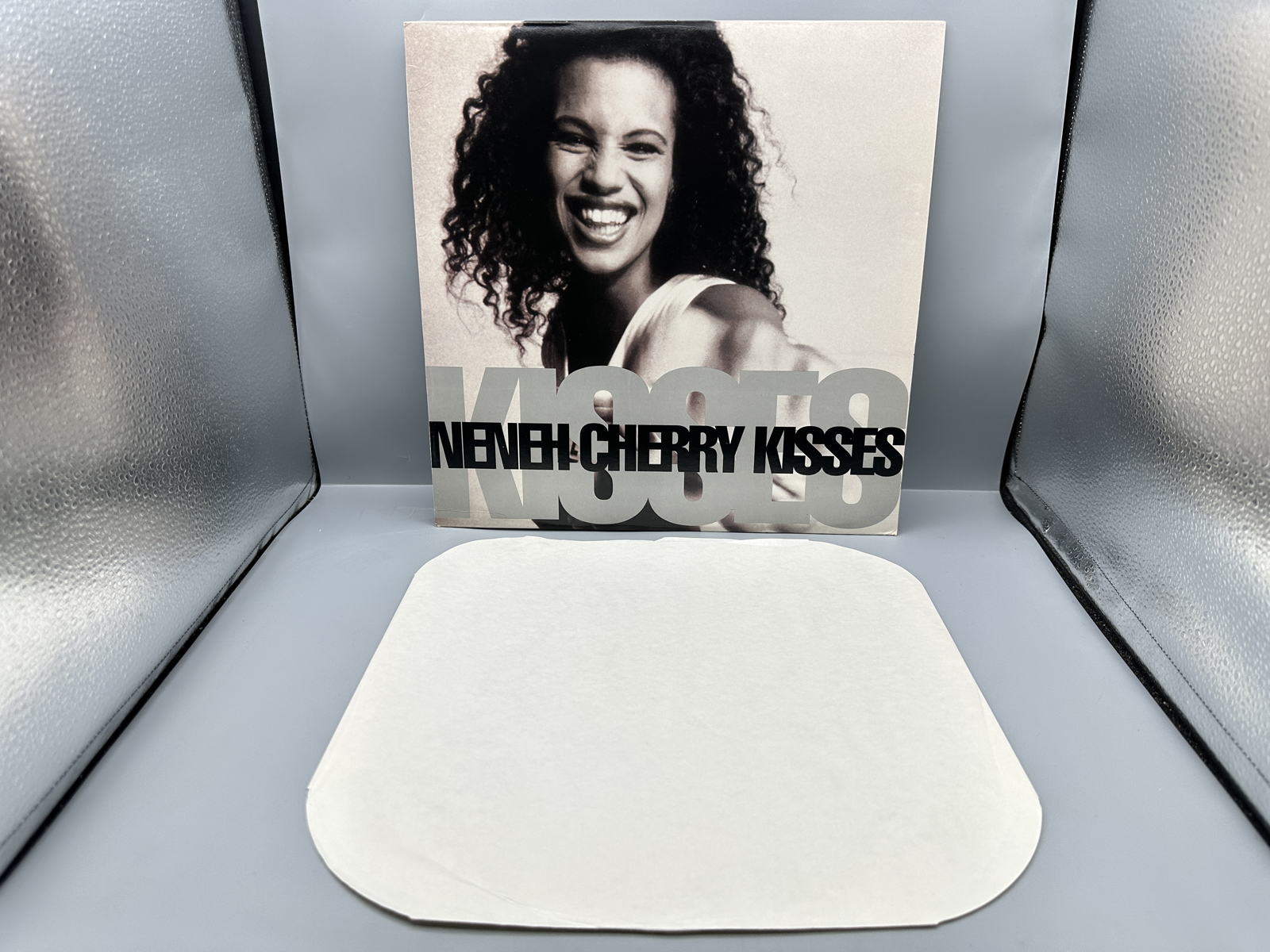 1989 Virgin Records Neneh Cherry Kisses On The Wind Single Vinyl Record - 0-96532