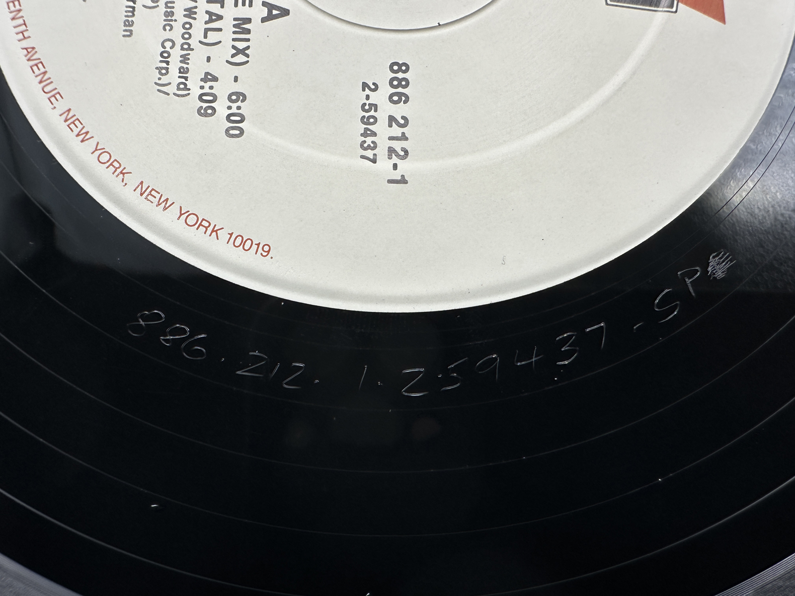 1987 London Records Bananarama I Can't Help It Single Vinyl Record - 886 212-1