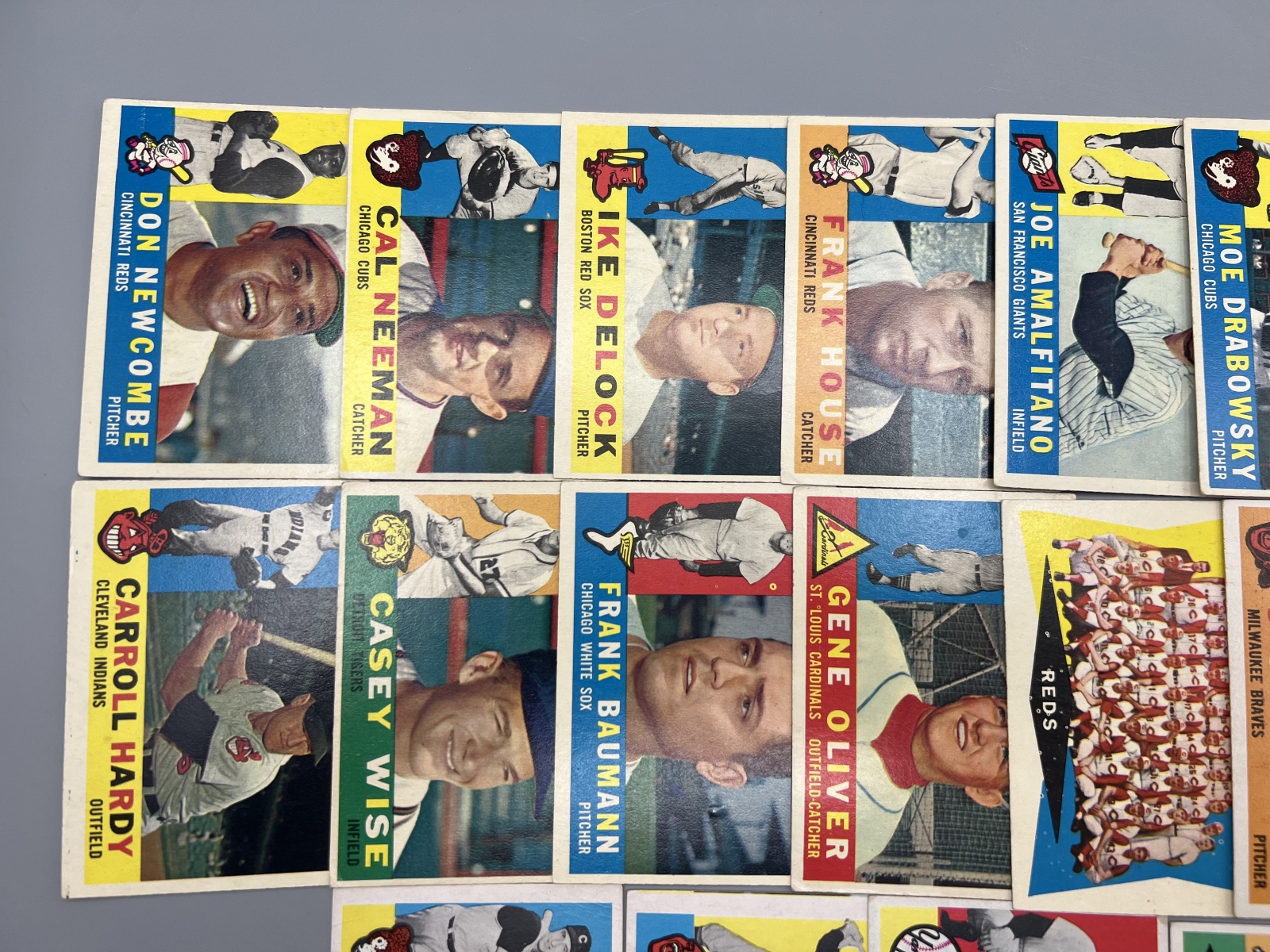 (18) 1960 Topps Baseball Cards - Varying Conditions