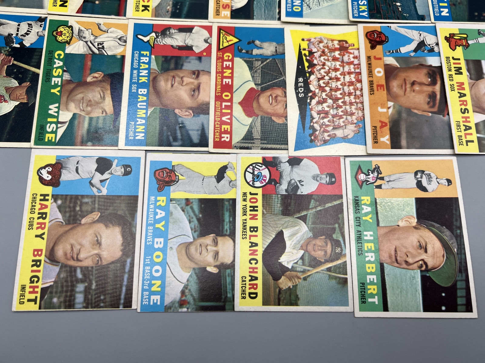 (18) 1960 Topps Baseball Cards - Varying Conditions