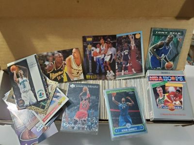 800ct Box of Miscellaneous Basketball Cards w/ Stars