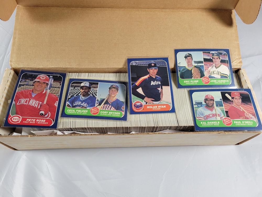 1986 Fleer Baseball Set. Includes FIelder, O'Neill, and Canseco Rookies. Set Appears Complete. 