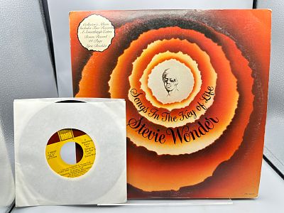 Stevie Wonder: Songs In The Key Of Life (1976), 2 LPs, gatefold, includes: 24-page lyric 