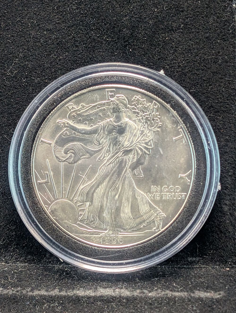 Key Date 1996 Silver Eagle in Capsule - One Troy Ounce .999 Fine Silver
Condition 
PLEASE NOTE 