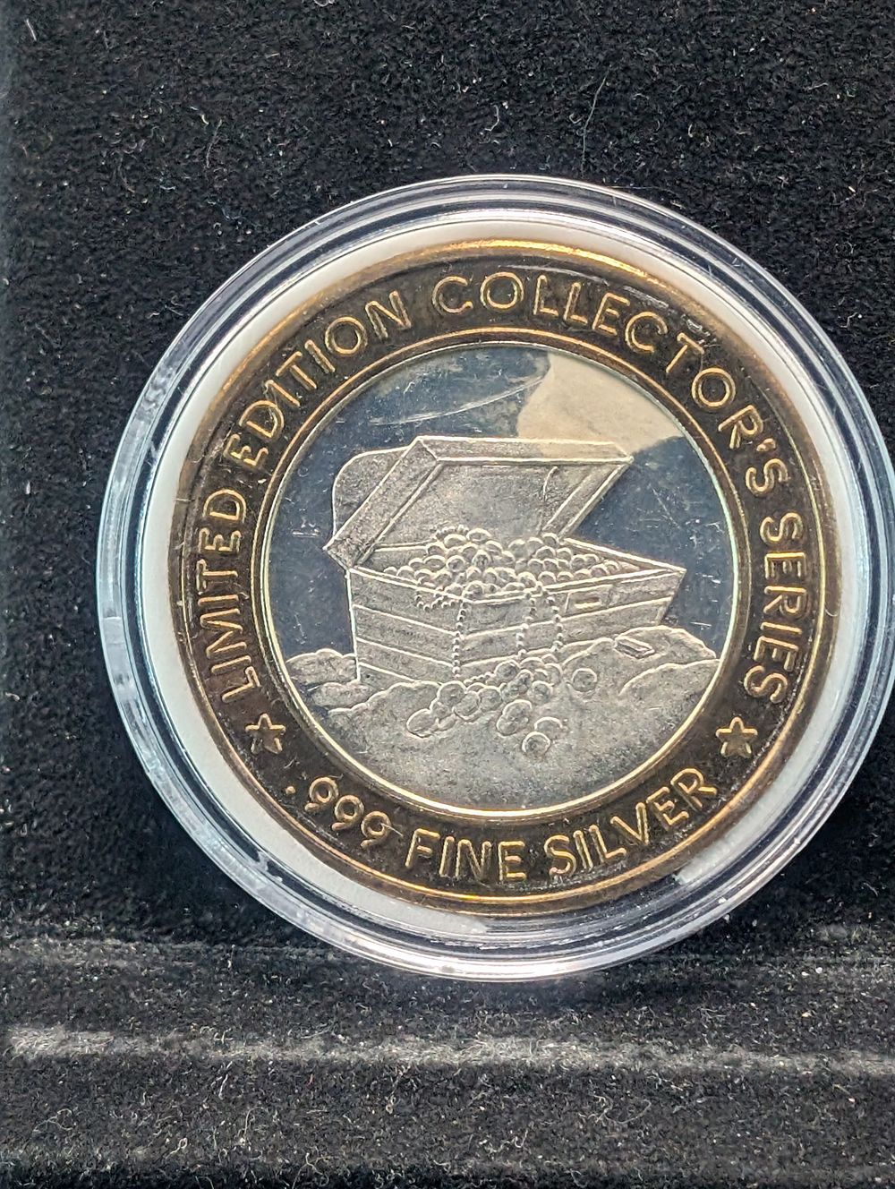 US Treasure Chest Casino Gaming Token, .999 Fine Silver Center
Condition 
PLEASE NOTE Some 