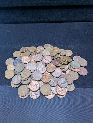 (124) Lincoln Cents w/ Various Dates & Mint Marks. (124) Lincoln Cents w/ Various Dates &amp; 