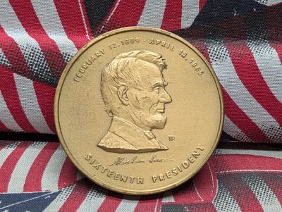 Abraham Lincoln Sixteenth President Commemorative Brass Medal Condition PLEASE NOTE Some coins 