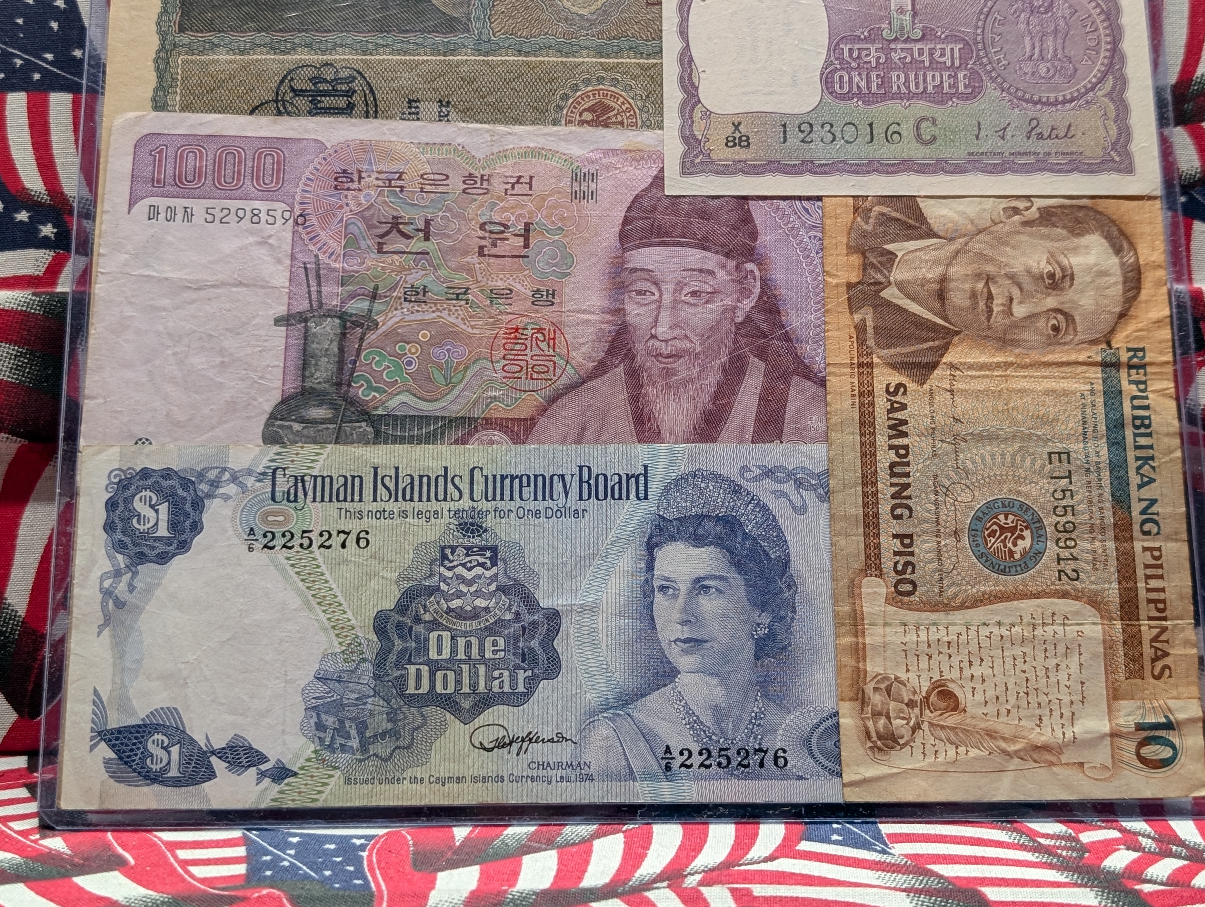 (7) Various World Currency Notes in Display