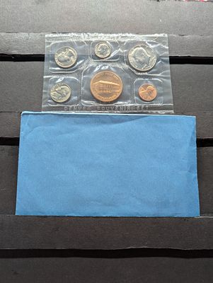 1976 Denver Mint Souvenir Set Condition PLEASE NOTE Some coins may have a grade on the package 
