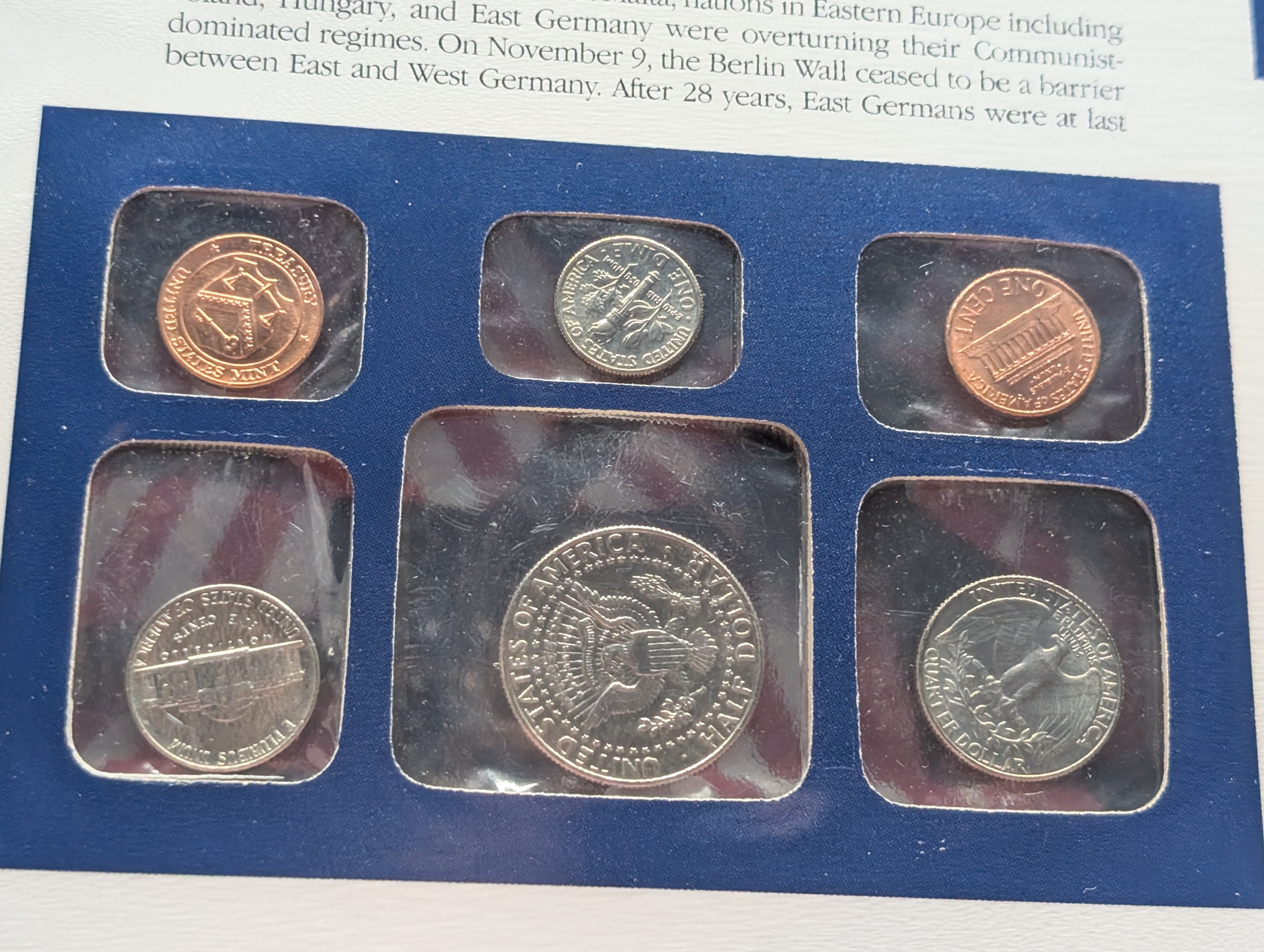 1989-P&D U.S. Mint Uncirculated Set w/ Historic Stamps