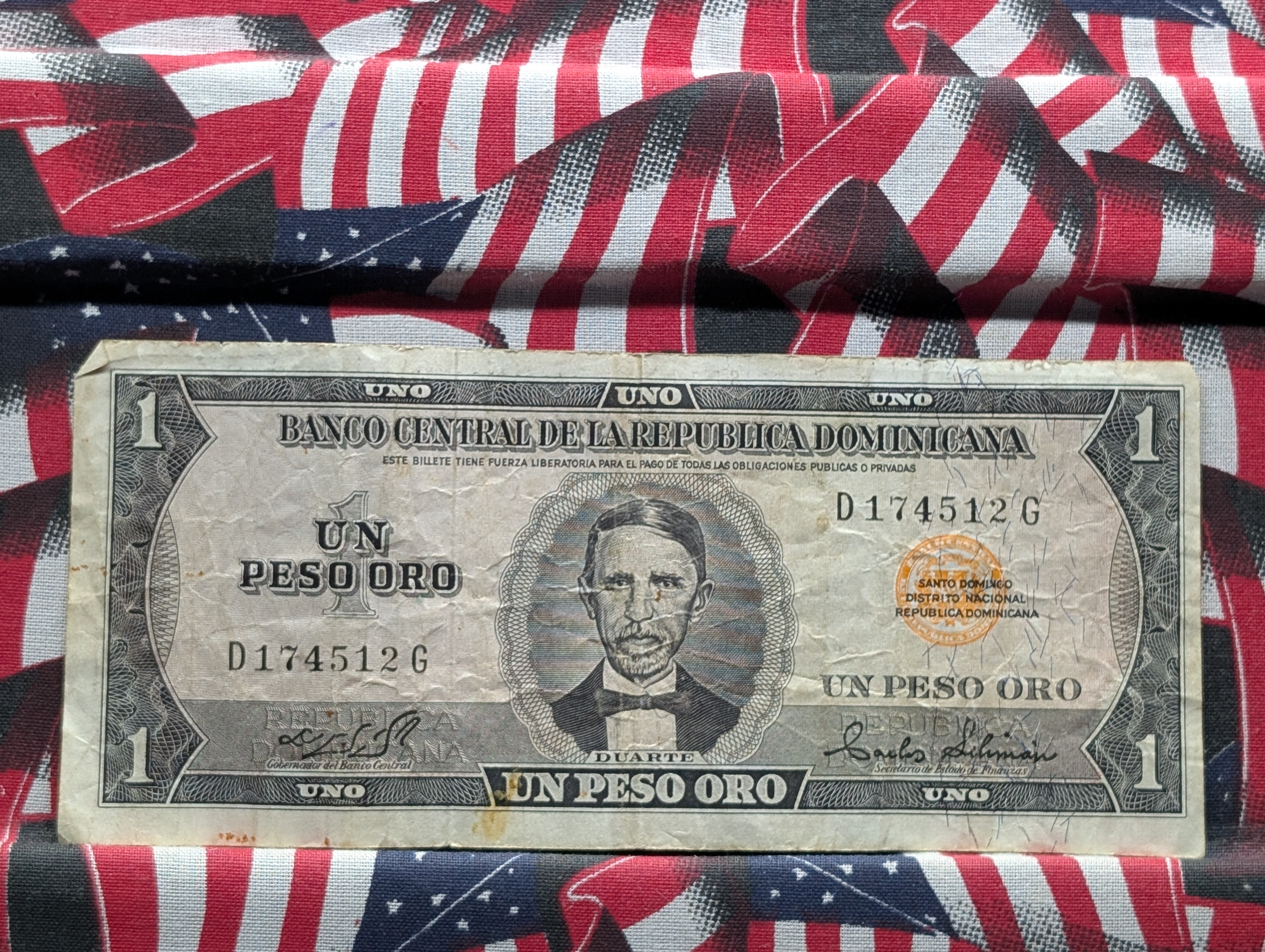 (2) Assorted World Banknotes - Canada $1 and Dominican Republic 1-Peso