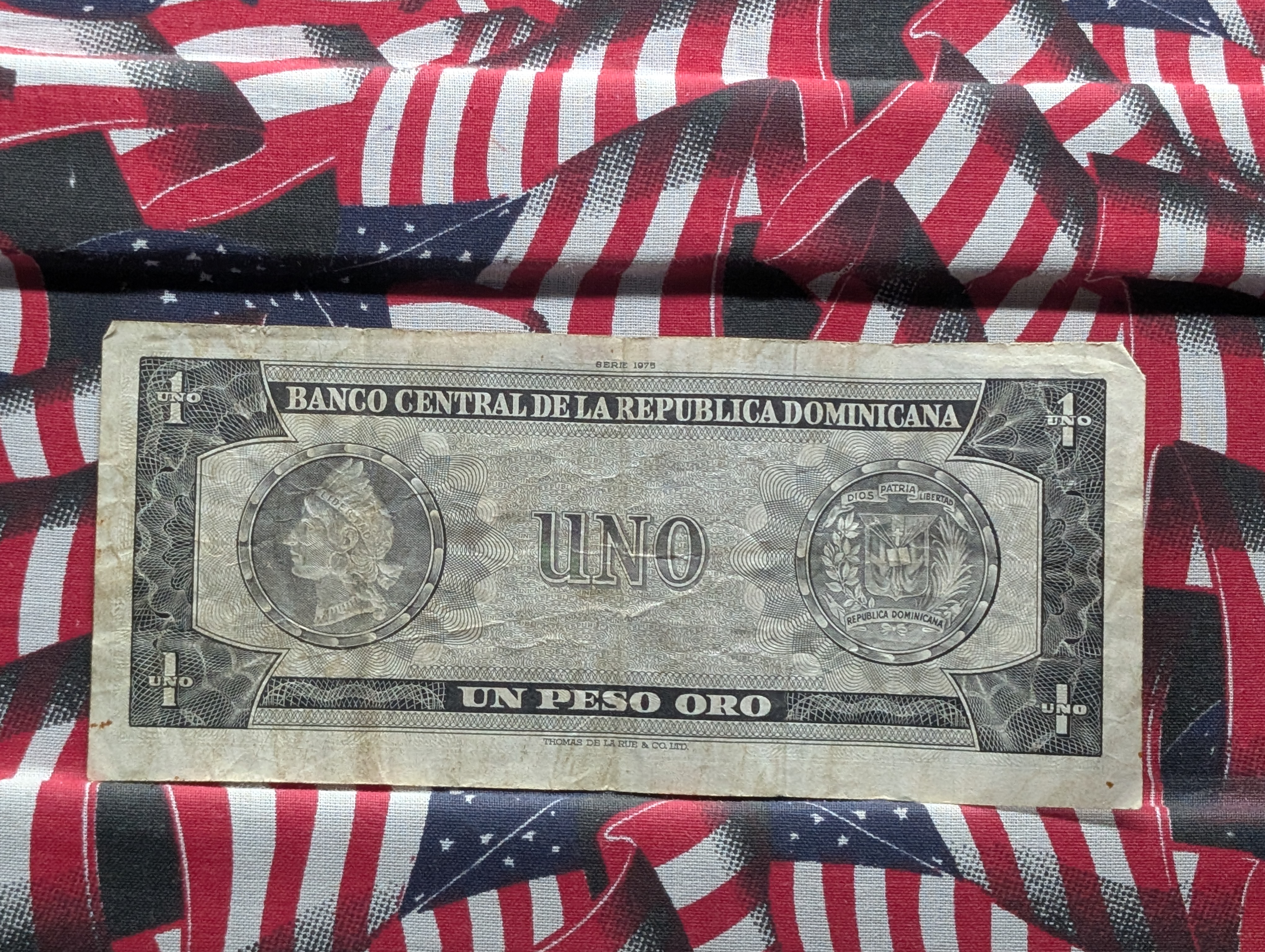 (2) Assorted World Banknotes - Canada $1 and Dominican Republic 1-Peso
