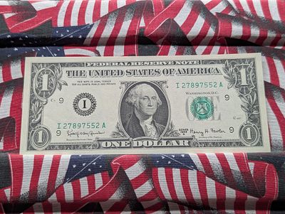 1963 A Series $1 Green Seal Note - Crisp Condition PLEASE NOTE Some coins may have a grade on 