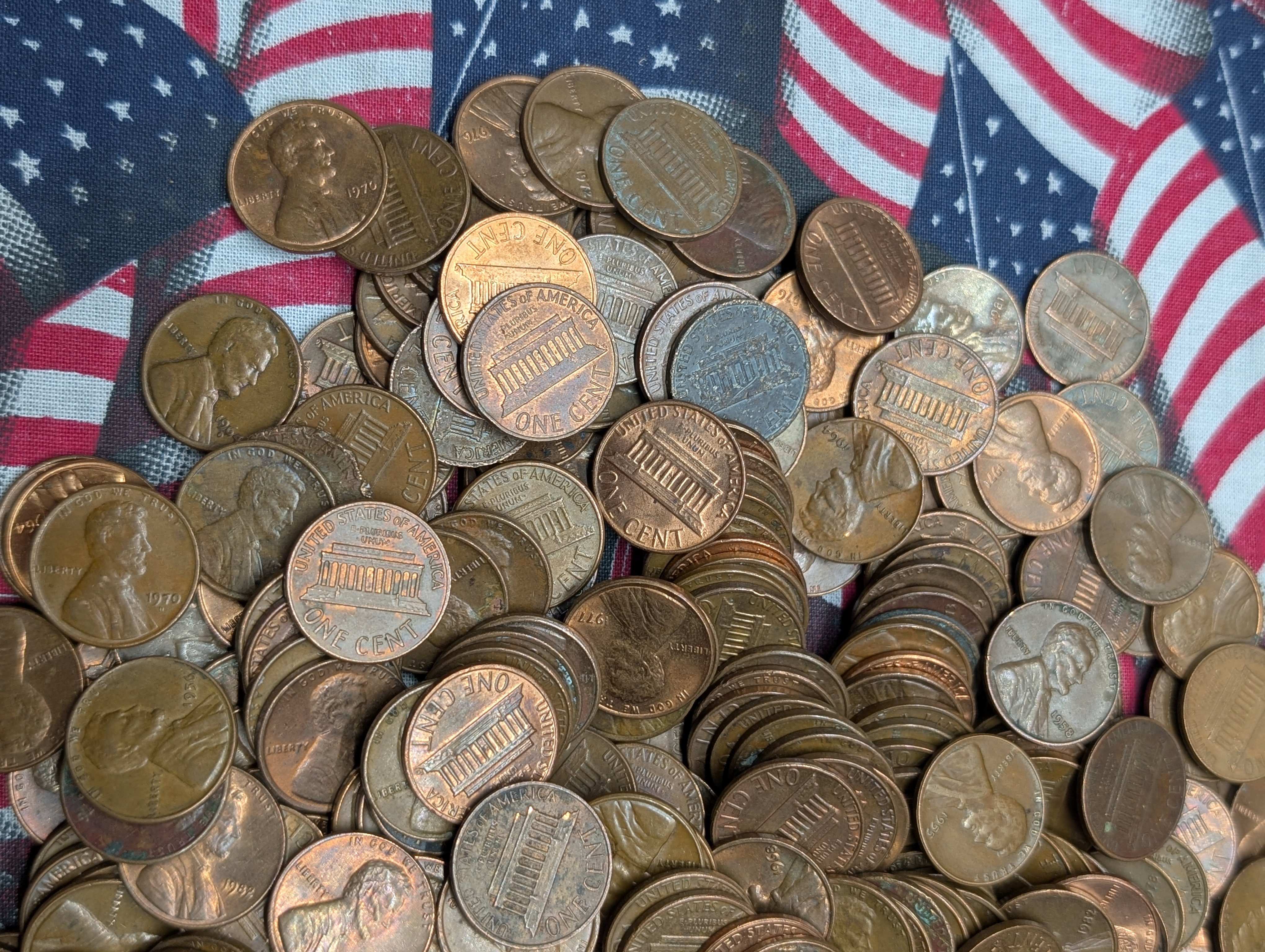 Bag of approx. 905 pre 1982 copper pennies (6.2 lbs)