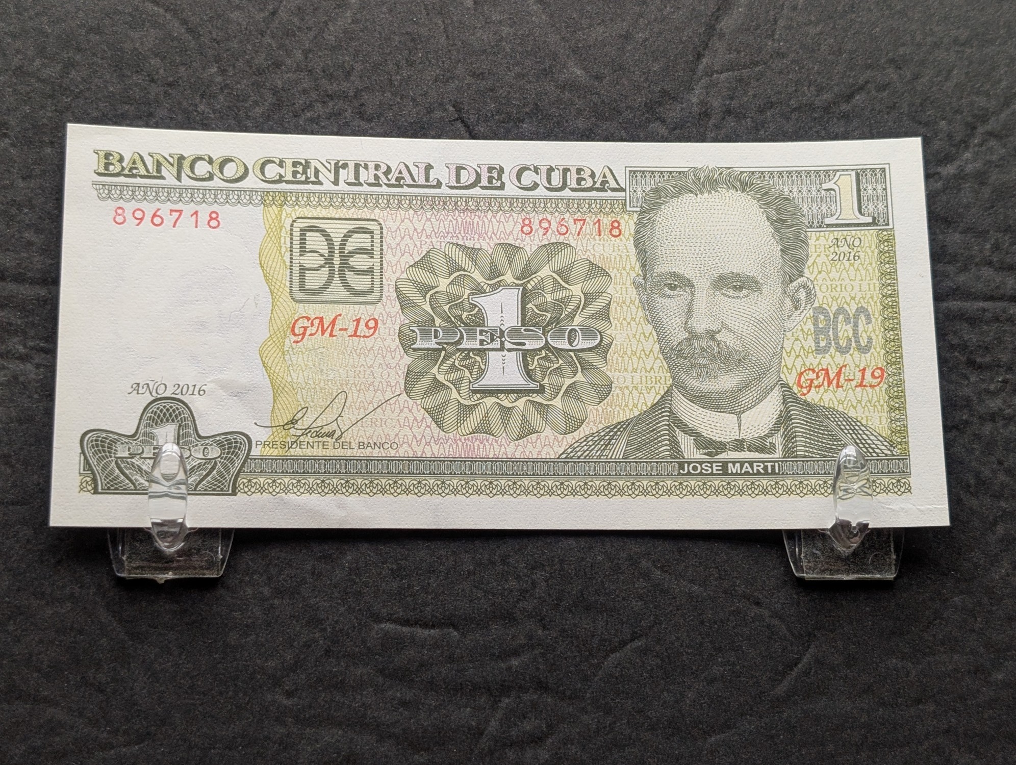 2016 Caribbean Island 1 Peso and 1989 Jamaica 5 Dollars