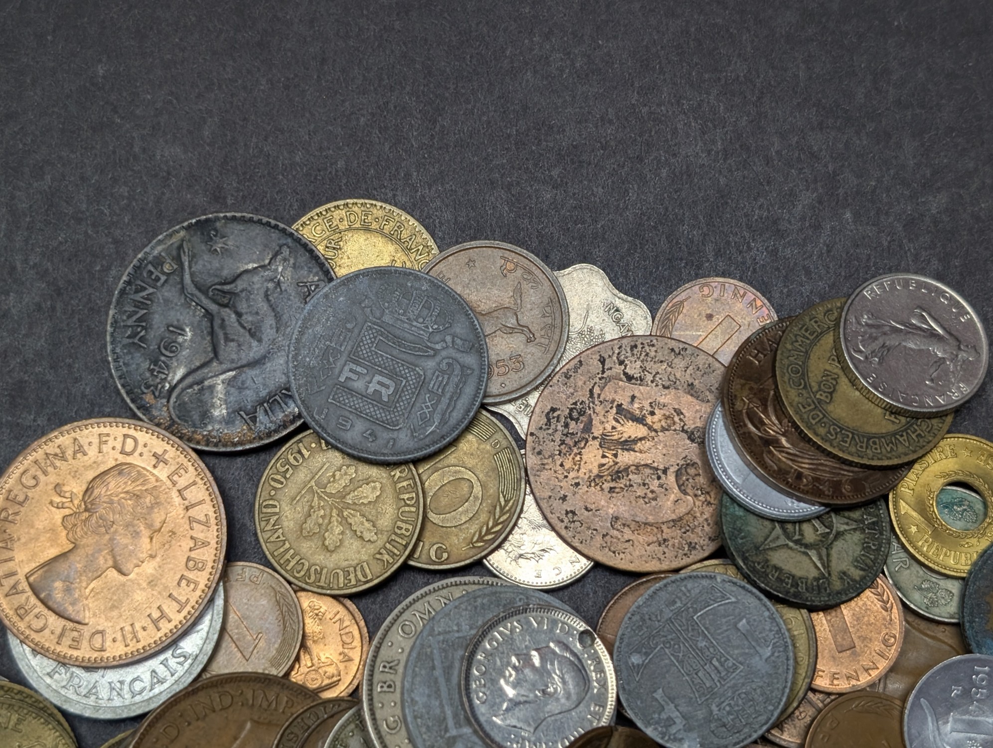 1 Pound of Assorted Vintage & Modern World Coins and Tokens - Mixed Countries