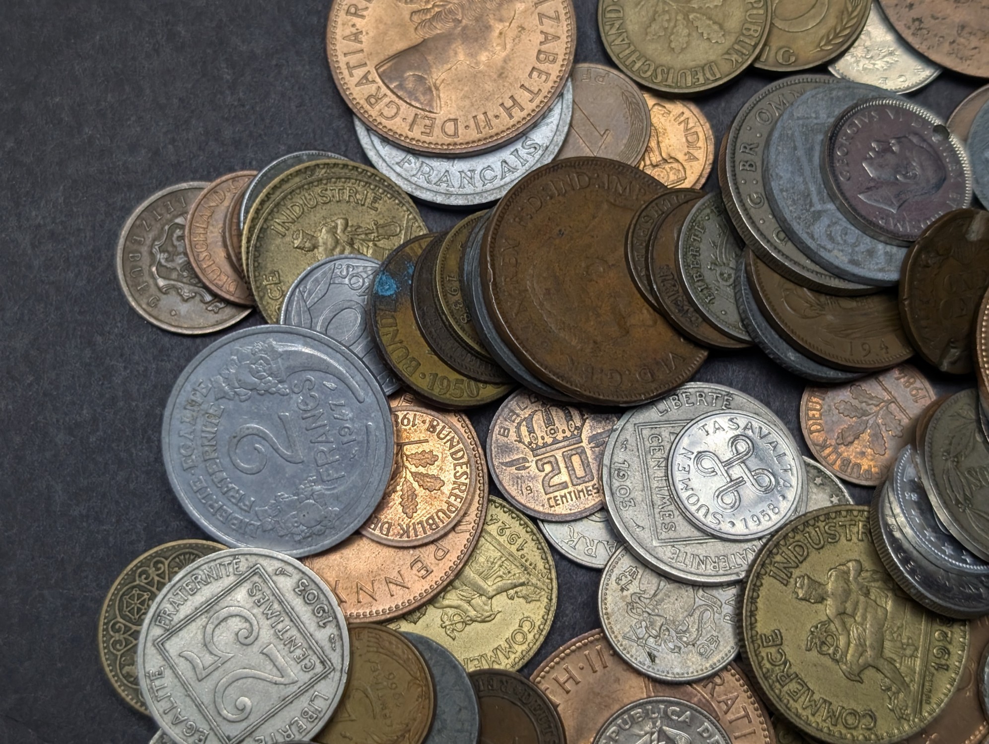 1 Pound of Assorted Vintage & Modern World Coins and Tokens - Mixed Countries