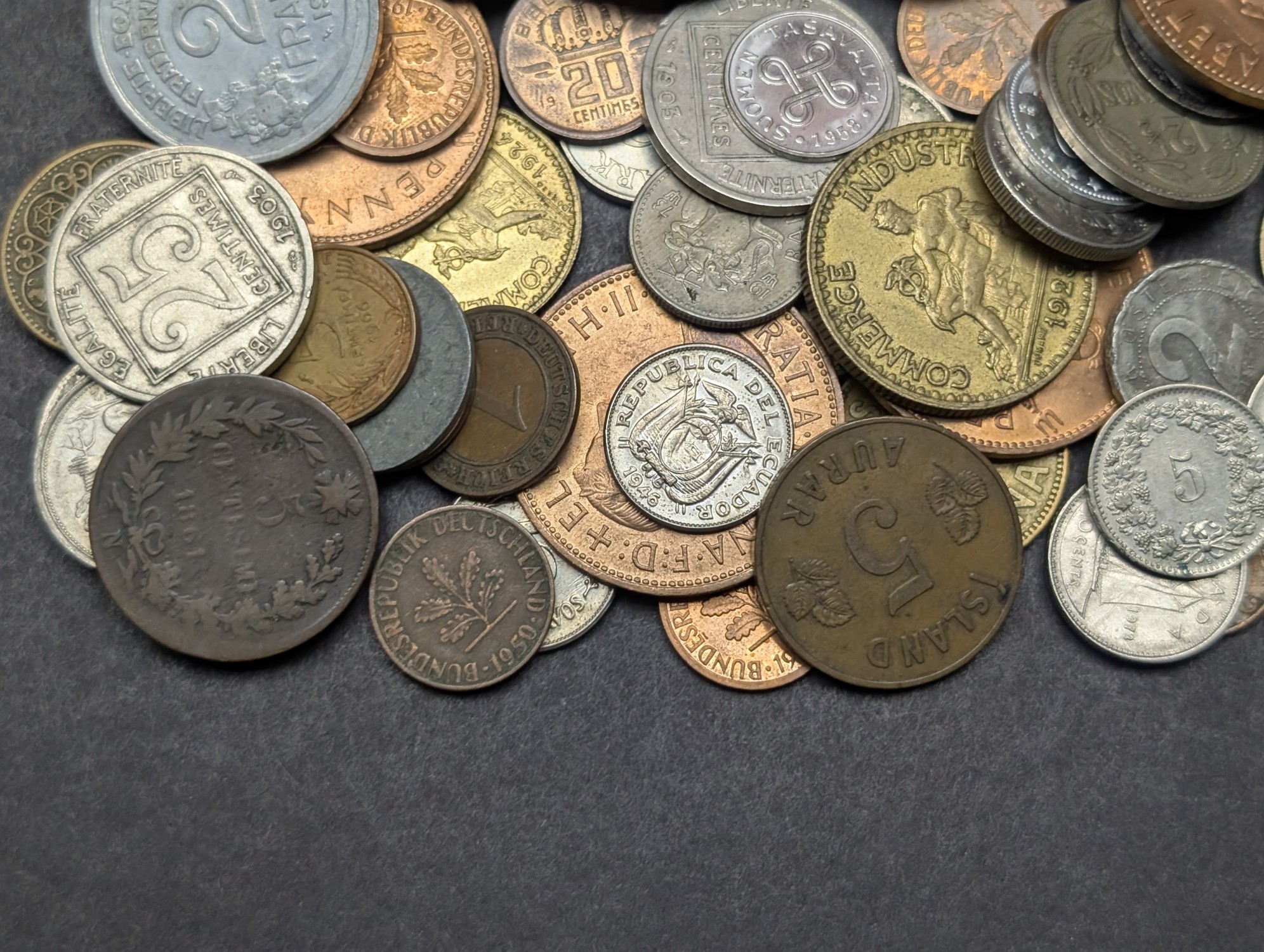 1 Pound of Assorted Vintage & Modern World Coins and Tokens - Mixed Countries