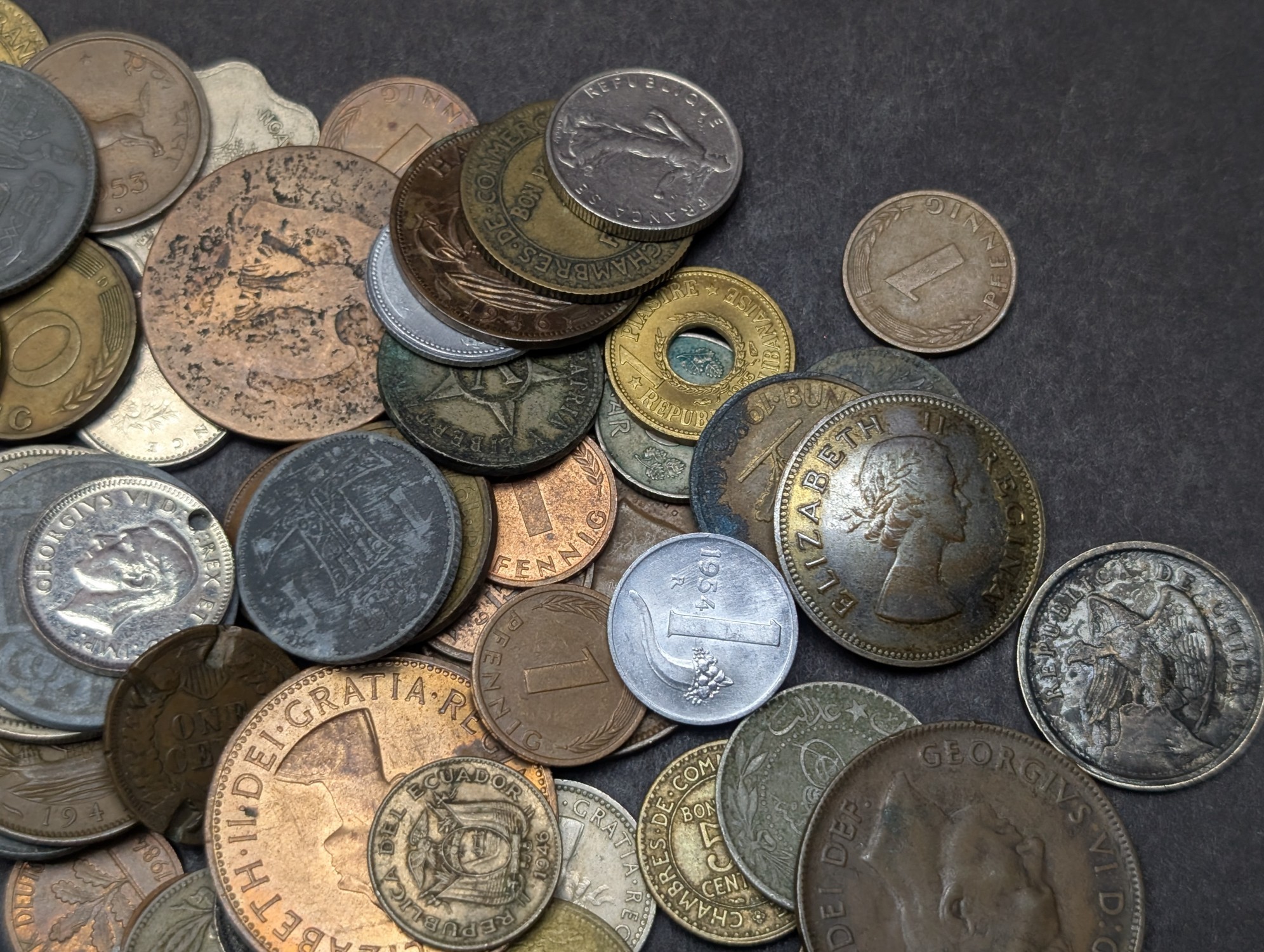 1 Pound of Assorted Vintage & Modern World Coins and Tokens - Mixed Countries