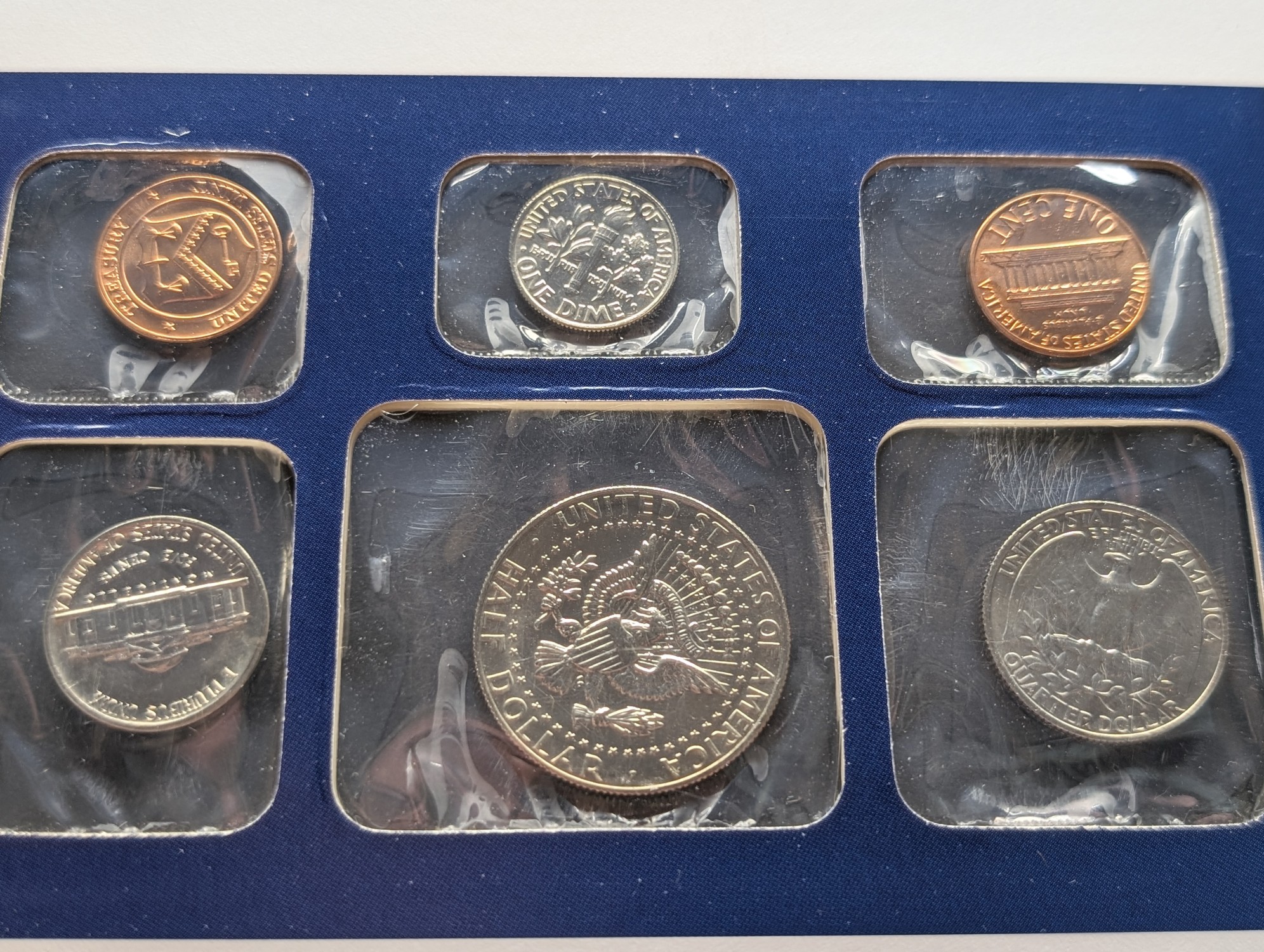 1985 P&D U.S. Mint Uncirculated Set w/ Historic Stamps