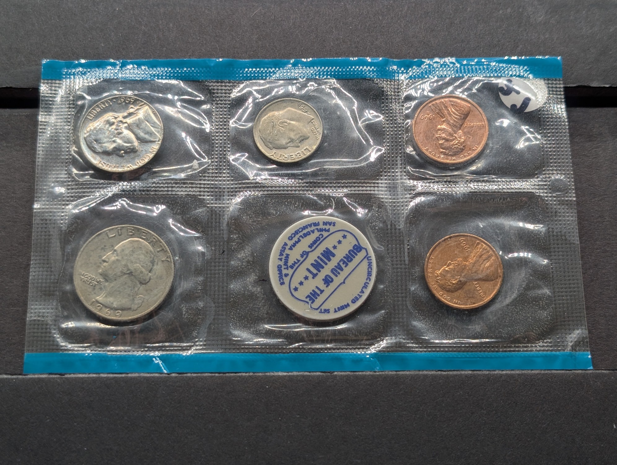1969-P Only U.S. Uncirculated Mint Set, No Envelope - Includes "S" Mint Mark Cent