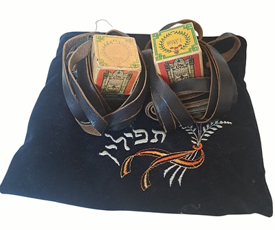 תפילין עם בתי תפילין מצוירים יחודיים ויפים - היו שייכים ליהודי הונגרי ניצול שואה. לא ידוע מתי 