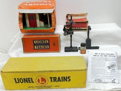 Postwar Lionel O gauge accessories in original boxes 110 trestle set, 140 banjo signal, 410 