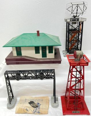 Postwar Lionel O gauge accessories 132 450 395 197+B59. Postwar Lionel O gauge accessories 132 