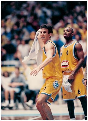 תצלומים כדורסל. תצלום עודד קטש במדי מכבי ת״א