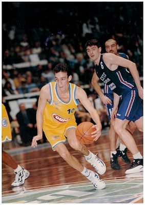 תצלומים כדורסל. תצלום עודד קטש במדי מכבי ת״א