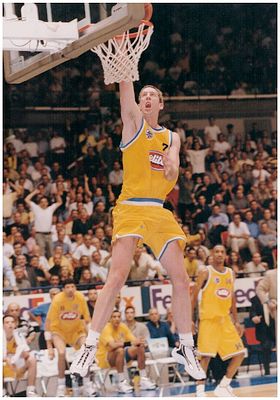 תצלומים כדורסל. תצלום נייט הופמן במדי מכבי ת״א