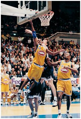 תצלומים כדורסל. תצלום אריאל מקדונלד במדי מכבי ת״א