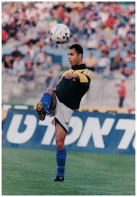 תצלומים כדורגל. תצלום רונן חרזי במדי בית״ר ירושלים