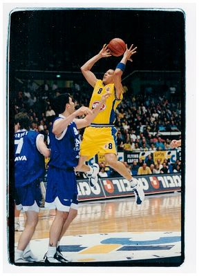 תצלומים כדורסל. תצלום אנטוני פארקר במדי מכבי ת״א