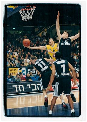 תצלומים כדורסל. תצלום אנטוני פארקר במדי מכבי ת״א