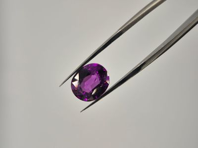 אבן חן טבעית מושלמת לשיבוץ בטבעת או תליון סגולה אובאלית וצלולה מסוג אומבלייט גרניט אפריקאית 