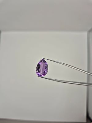 אבן חן טבעית מהממת וענקית לשיבוץ בתליון או בטבעת גדולה מסוג אמטיסט בחיתוך טיפה (אגס) בצבע סגול 