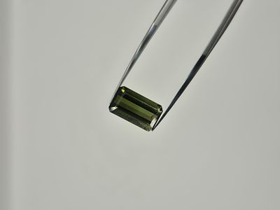 אבן חן טבעית יפייפה טורמלין בצבע ירוק עמוק וצלולה מאוד בחיתוך אמרלד מתאימה לשיבוץ בתכשיט יוקרתי 